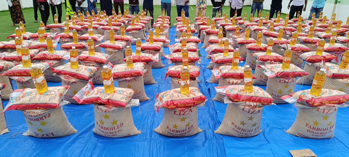 ABH_BF's tweet photo. Ce 23 août 2023, l'ABH a déployé une belle initiative en distribuant 140 kits de vivres essentiels à plus de 140 familles vulnérables. La solidarité en action pour un monde meilleur ! 🤝❤️ #Solidarité #Humanitaire #EnsemblePourLeBien" https://t.co/UT7aUmPCPE
