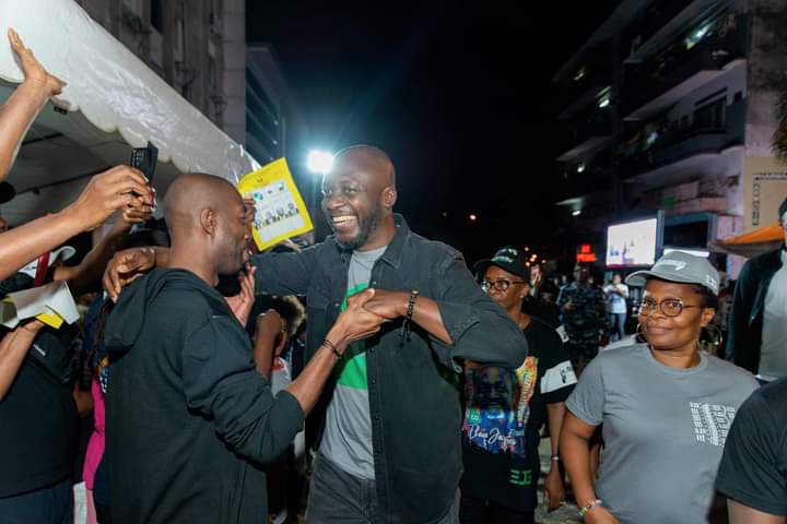 ZonePresse_'s tweet photo. 🇨🇮Le Maire du Plateau Jacques Ehouo était avec les habitants des quartiers KM-N'SIA, Cité Esculape, Port et Douane, Rue du Commerce et Gare Lagune hier soir.
#municipales2023
#plateau
#Allonga
#SMARTPLATEAU https://t.co/BYZMZVSnil