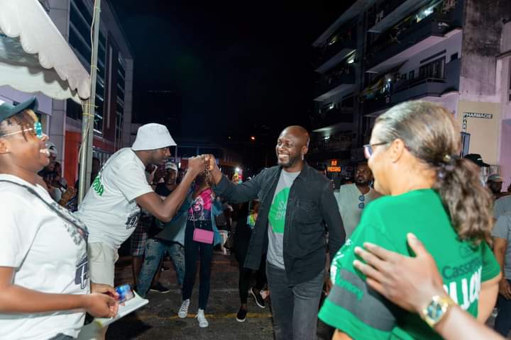 ZonePresse_'s tweet photo. 🇨🇮Le Maire du Plateau Jacques Ehouo était avec les habitants des quartiers KM-N'SIA, Cité Esculape, Port et Douane, Rue du Commerce et Gare Lagune hier soir.
#municipales2023
#plateau
#Allonga
#SMARTPLATEAU https://t.co/BYZMZVSnil