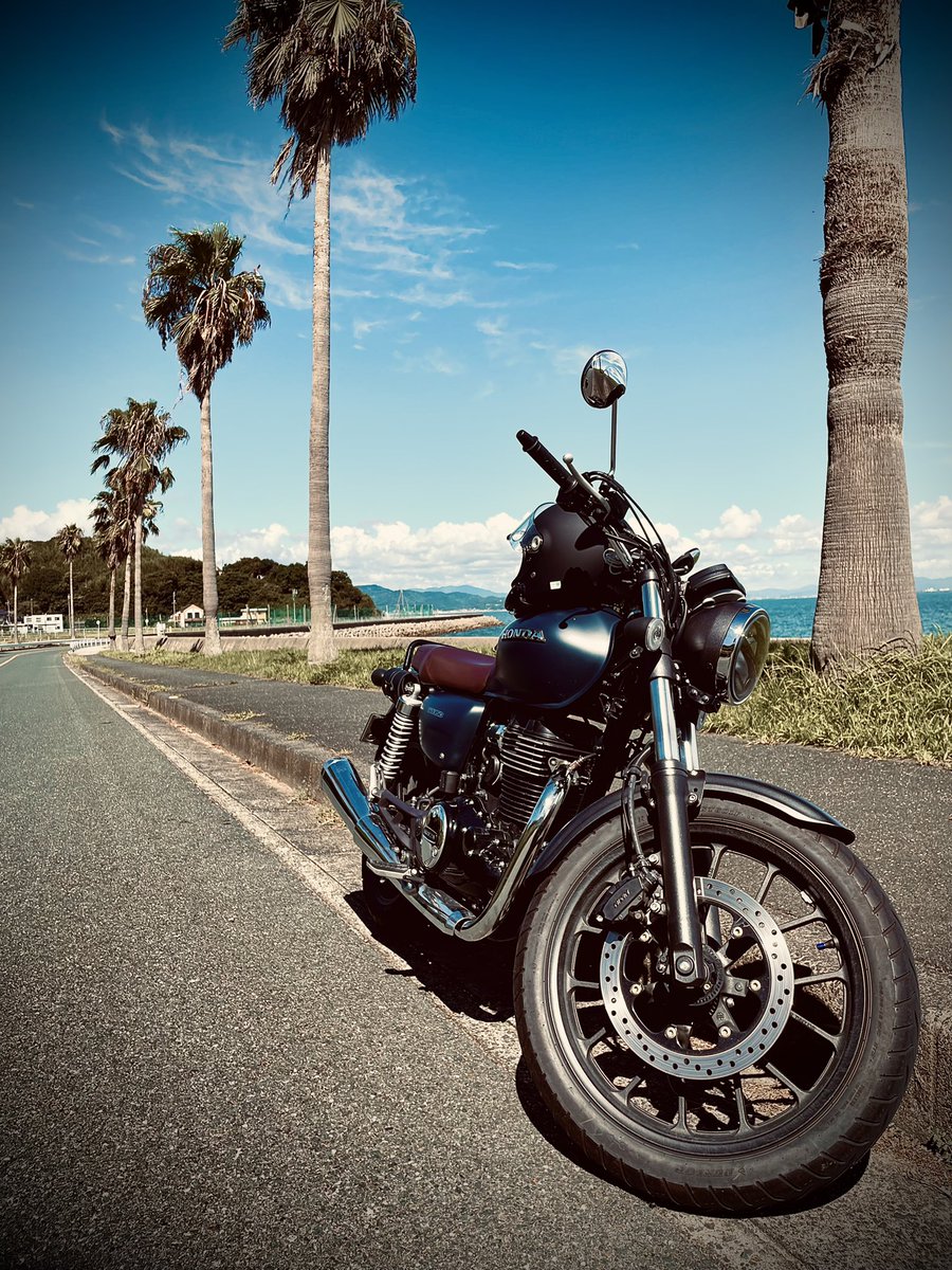 oliglig27's tweet photo. 9月から転職で有給消化も残り3日。
今後の事とか色々考えて頭整理しながらソロツーで西浦シーサイドロードまで行ってきたけど、ロケーション最高だった🌴
初めてヤエーしてもらって普通に嬉しかった🤞

9月からは名古屋にて不動産売買仲介しっかり働きます！

#GB350
#HONDA
#西浦シーサイドロード https://t.co/69sE6neDi1