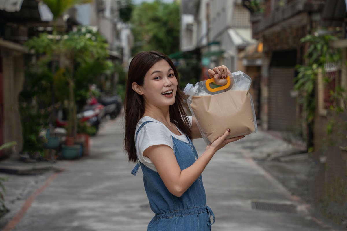 KaohsiungCity's tweet photo. 2023 Kaohsiung Milk Tea Festival
Kaohsiung #MilkTea Festival launches this weekend! At Kaohsiung’s prominent touring town-Yancheng district. Bringing 40 famous milk tea shops, plus 40 delicacy food trucks and countless local street foods. Serving you a satiated summer afternoon. https://t.co/EPfGhHs1gh