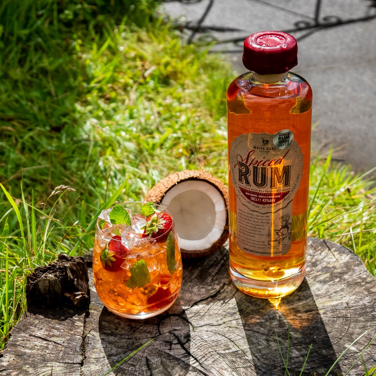 Spiced rum is growing in popularity. The UK is the third-largest rum market in the world😮 and if you like your rum with a kick of spice and sweetness then why not try this cheeky summer recipe: 

The Strawberry #mojito
