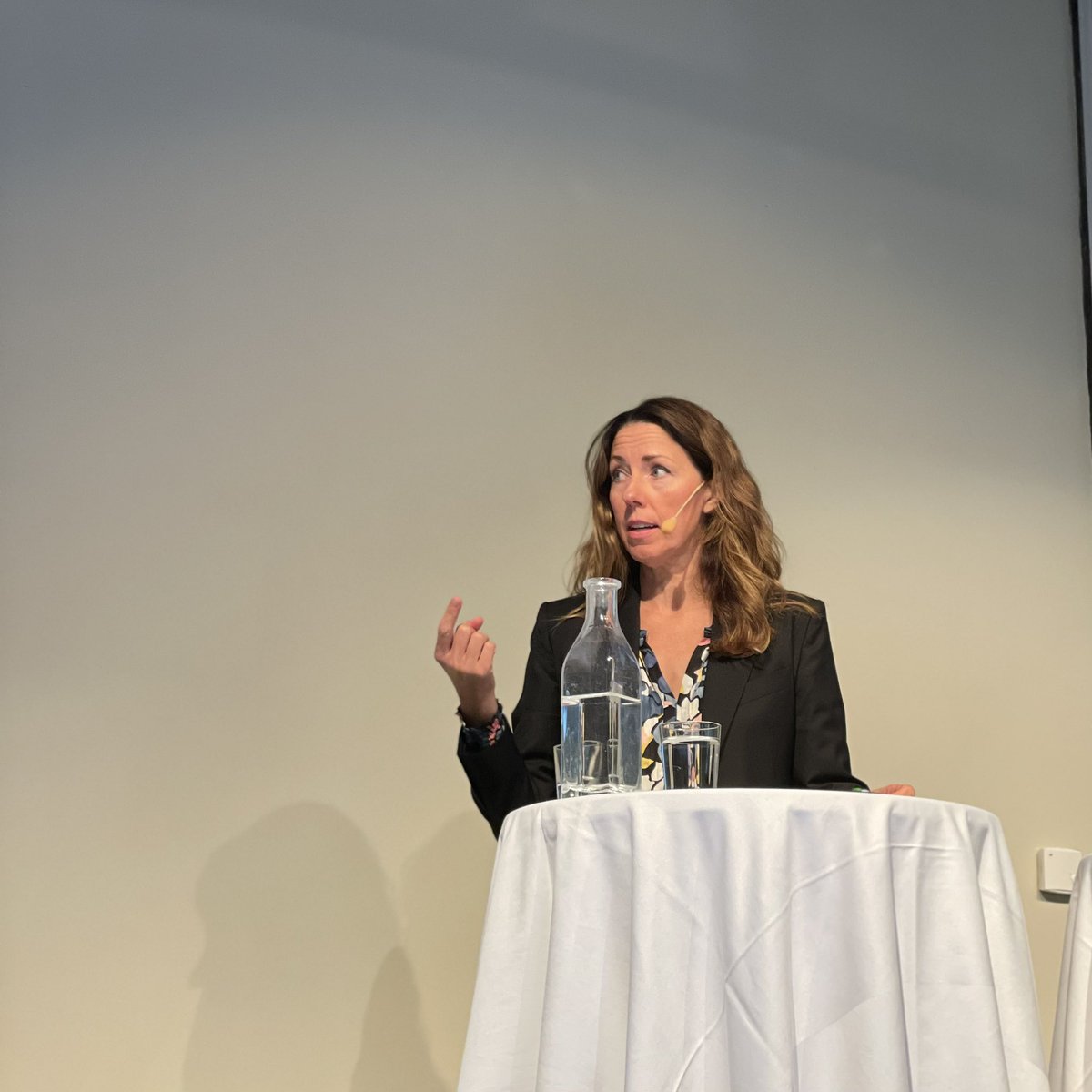 ”Det våras för finanspolitiken”, sa Anna Seim i sin presentation om finanspolitiska vägval &amp; resonerade kring frågor som:

”Varför är svenskarna så besatta av en låg statsskuld? Och vad skulle en sänkning av överskottsmålet innebära?”

Följ #Makro23 live: saco.se/makro