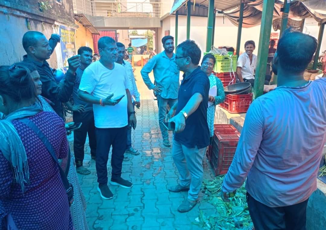 SwarupDas_Bls's tweet photo. ସକାଳ ସମୟରେ ପୌରପାଳିକା ୱାର୍ଡ ନଂ-୧୮, ନୂଆ ବଜାର ମାର୍କେଟ୍ ବୁଲି ବ୍ଯବସାୟୀ ବନ୍ଧୁମାନଙ୍କ ସହ ଚିରାଚରିତ ସମସ୍ଯା ବିଷୟରେ ଆଲୋଚନା କରିଥିଲି।
@Naveen_Odisha 
#BijuJanataDalOdisha
#BJDDigitalWing 
#bjd https://t.co/aYQNUVaHt4