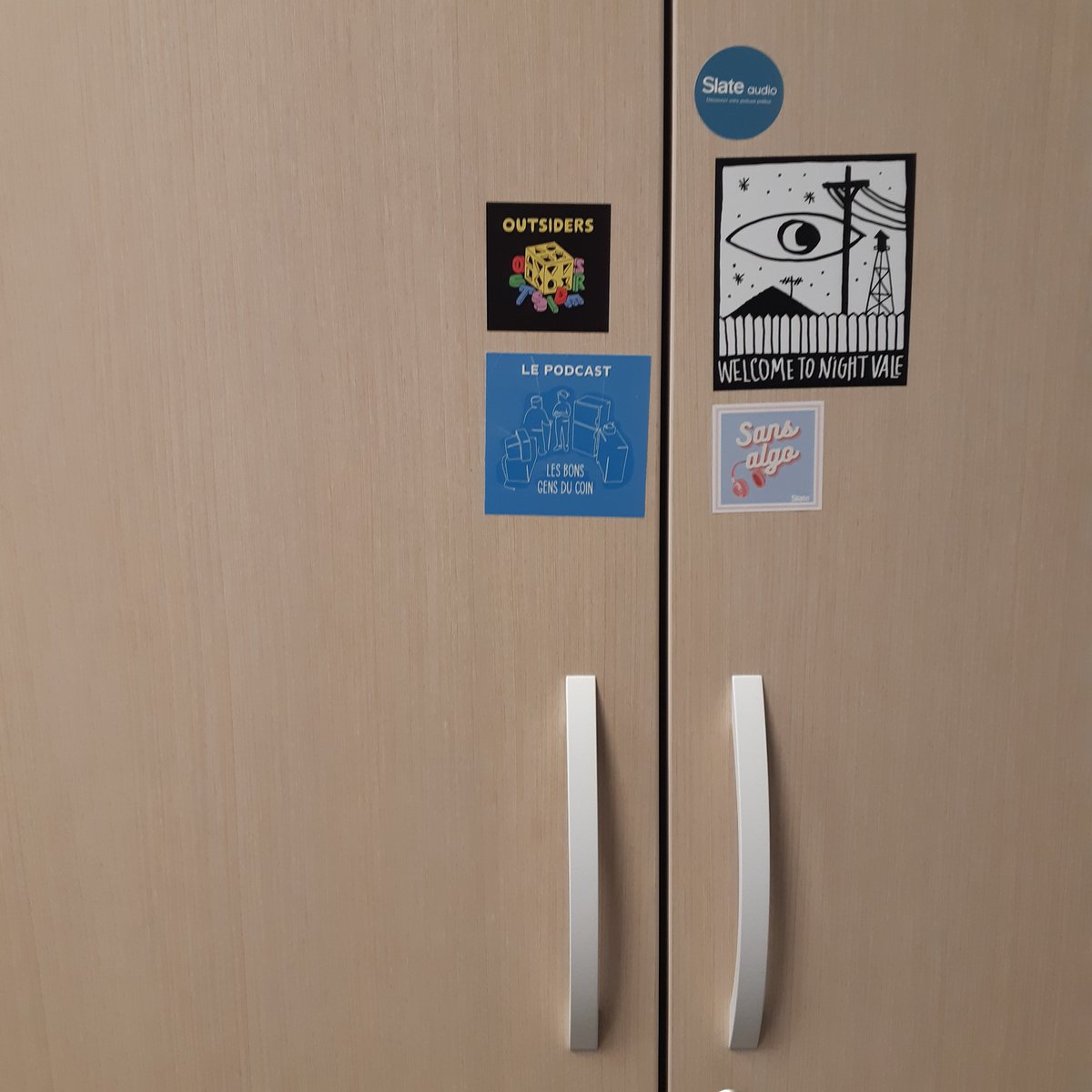 L'Université PSL inaugure bientôt son studio #podcast étudiant ! Nous sommes à la recherche de stickers de podcasts pour recouvrir l'armoire à matériel. Envoyez les vôtres à : Yann Plantier Université PSL - Partage des Savoirs 60 rue Mazarine 75006 PARIS