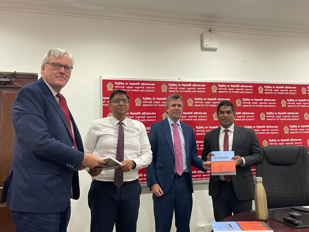 UKinSriLanka's tweet image. Great to see the launch of UK funded @IFC_SouthAsia #ESMAP Offshore Wind Road Map for Sri Lanka by Minister of Power &amp;amp; Energy @kanchana_wij, High Commissioner @AndrewPtkFCDO and @WorldBankSAsia. Renewable energy will help Sri Lanka move towards more affordable green energy #COP26