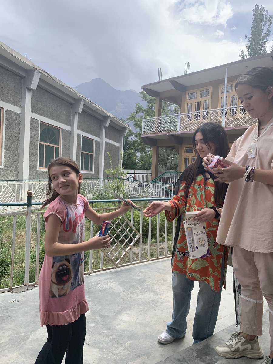 iEARNPAK's tweet photo. #KLYES Alumni from Gilgit organized an enlightening event on personal hygiene awareness for 40 girls aged 14-23. Through interactive icebreakers, engaging presentations, and hands-on activities, participants actively discussed hygiene practices and learned how to stay clean. https://t.co/PBr9FkVQzJ