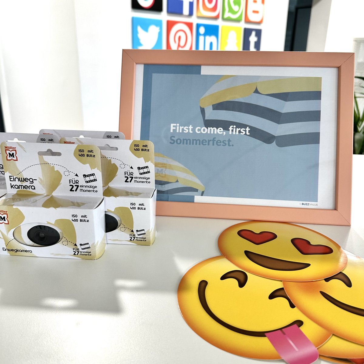 BuzzValue's tweet photo. Diesen Donnerstag findet unser #BuzzValue-Sommerfest statt. Passend dazu lautet das Motto unserer #EarlyBird-Kampagne diesmal: „First come, first Sommerfest“. Um die besonderen Augenblicke festzuhalten, gibt es Einwegkameras und Fotorequisiten für unser Team. https://t.co/ajlpXXiDfu