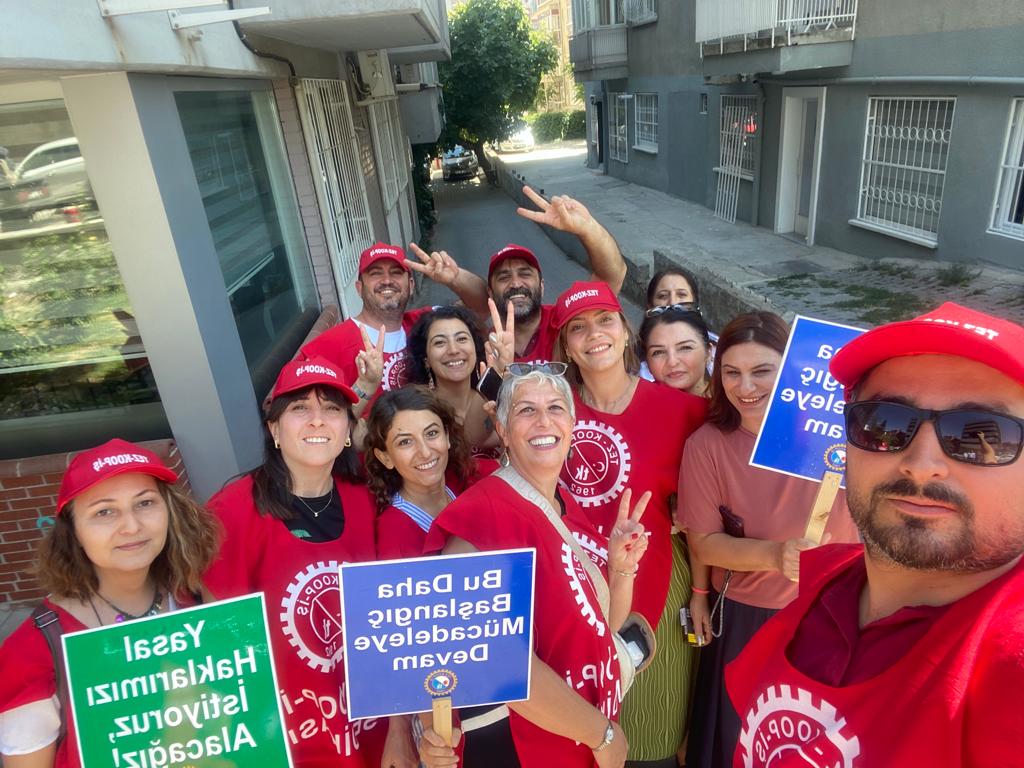 Oda emekçisi arkadaşlarımızın haklı taleplerini sonuna kadar destekliyoruz. Oda Yönetim Kurulu'nun gereken sorumluluğu alıp sendika ile derhal görüşerek Oda emekçilerinin talep ettiği ek protokolü hayata geçirmesini bekliyoruz.