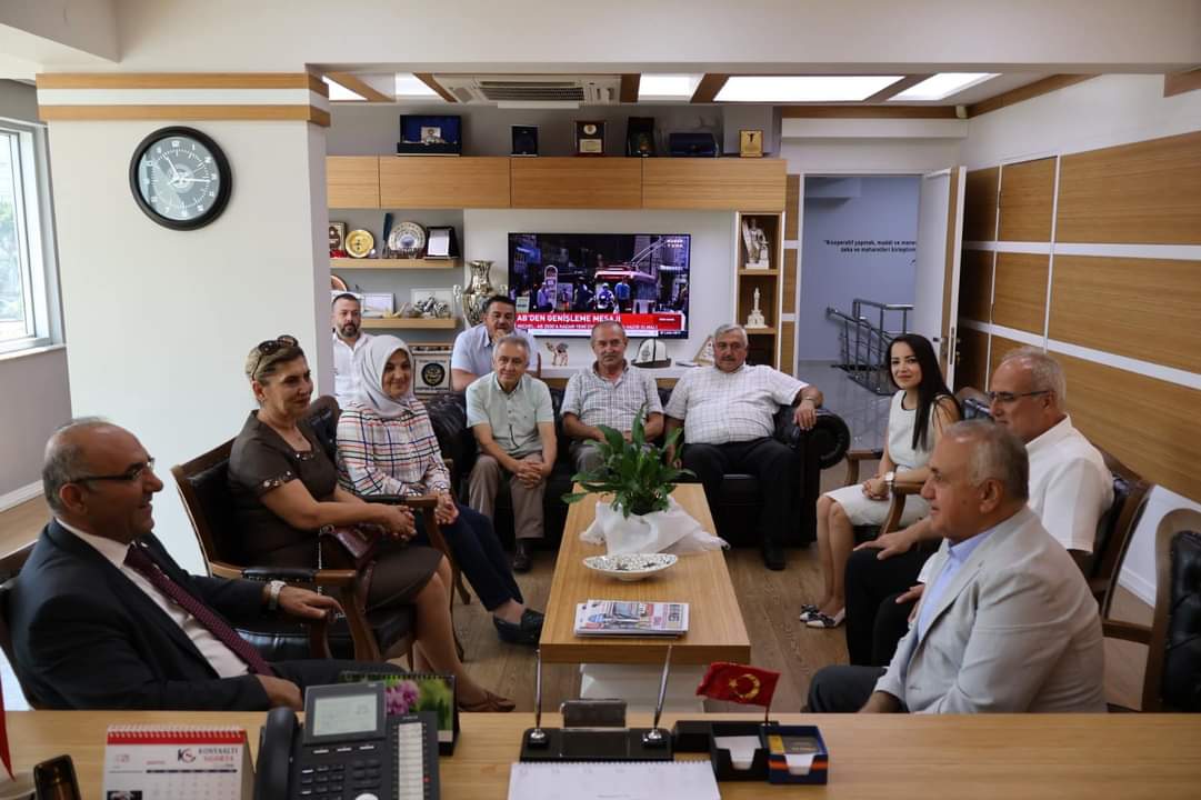 KONESKOOP's tweet photo. Konyaaltı Kaymakamımız Kamil Köten kooperatifimize veda ziyaretinde bulundu. İzmir Vali Yardımcılığı görevine atanan Kaymakamımıza, Konyaaltı’mıza verdiği emekler için teşekkür ediyoruz. https://t.co/cmjQlaaOOP