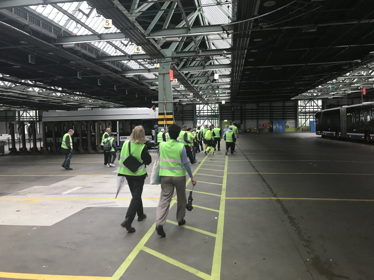 michaelbaumer's tweet image. Gestern durfte ich mit einem interessierten Publikum hinter die Kulissen der @vbz_zueri_linie -Busgarage und ihrer modernen E-Ladeinfrastruktur schauen. Eine der modernsten Buswerkstätten der Schweiz!
#emobilität