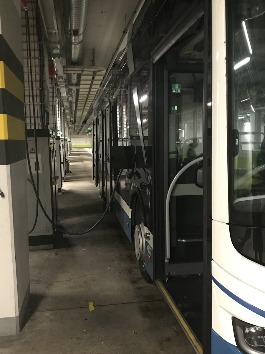 michaelbaumer's tweet image. Gestern durfte ich mit einem interessierten Publikum hinter die Kulissen der @vbz_zueri_linie -Busgarage und ihrer modernen E-Ladeinfrastruktur schauen. Eine der modernsten Buswerkstätten der Schweiz!
#emobilität