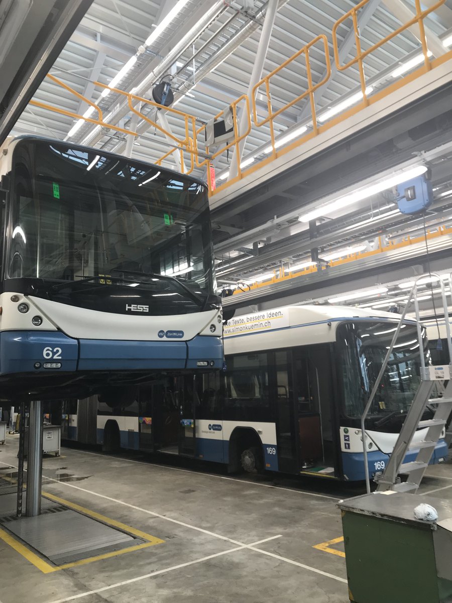 michaelbaumer's tweet image. Gestern durfte ich mit einem interessierten Publikum hinter die Kulissen der @vbz_zueri_linie -Busgarage und ihrer modernen E-Ladeinfrastruktur schauen. Eine der modernsten Buswerkstätten der Schweiz!
#emobilität