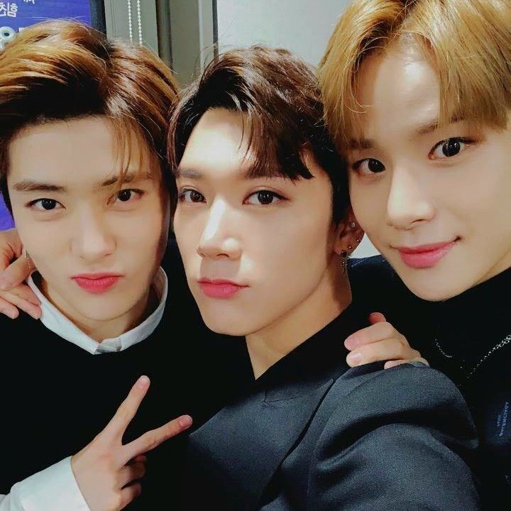 DOJAETENFILE's tweet photo. 2018                              2023
Jaehyun, Ten, Jungwoo reunite 🥹 https://t.co/Fw3vSjFKjk