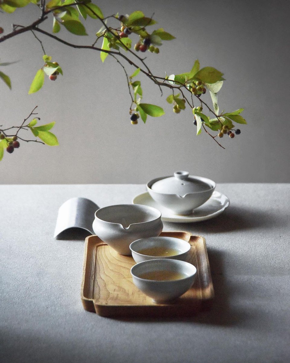 LaurenceDasherZ's tweet photo. 静岡産の希少種、香寿を手摘みして作った萎凋釜炒り茶。軽い発酵で煎茶のような印象も残した、苦渋味の少ないふんわりと香るお茶です。
茶盆や酒盆としてもいかがでしょうか。

#お茶 #漆器 #茶器 #釜炒り茶 #煎茶 #日本茶 #茶道具 #japanesetea https://t.co/dPpwGdfwk2