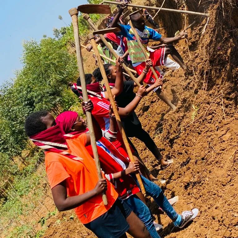 Oeuvres_Martins's tweet photo. 🔴⚪Retour en images du camp, à Bukeye.
Essayez de quitter la terre en la laissant un peu meilleure que vous ne l'avez trouvée.
A part camper, les bonnes actions comptent toujours chez les scouts et Guides, voilà donc le résulta.
#FSMT1
#Martins https://t.co/8RBkp1azLz