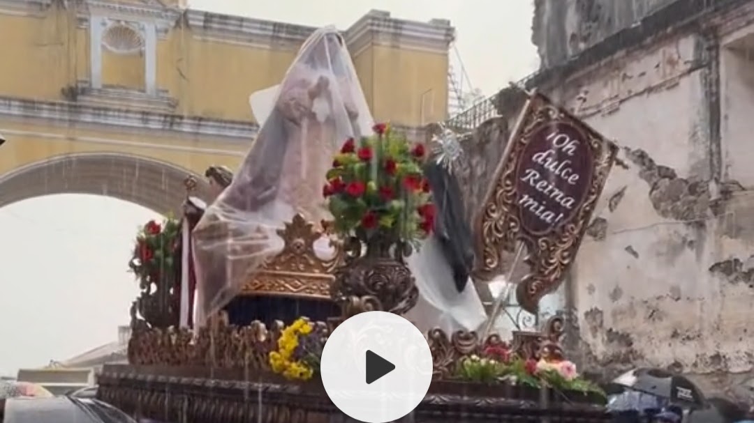 neviprod's tweet photo. Procesión en Antigua Guatemala bajo la lluvia: Fé y devoción ante la tribulación. Procesión en Antigua Guatemala bajo la lluvia  https://t.co/KAmWRPMwmx https://t.co/HcPAzxMplQ