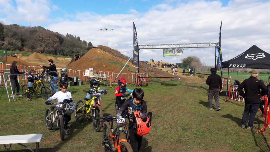 ciclismecat's tweet photo. 🚵 El calendari de Mini DH continua aquest dissabte a Santa Coloma de Farners!
🏆 Els més petits disputaran la cinquena prova de la Copa Catalana de Mini DH.
+ info i inscripcions 👉 https://t.co/PvXLZXW1g1
#ciclismecat #MiniDH https://t.co/KjYLsc7hEY