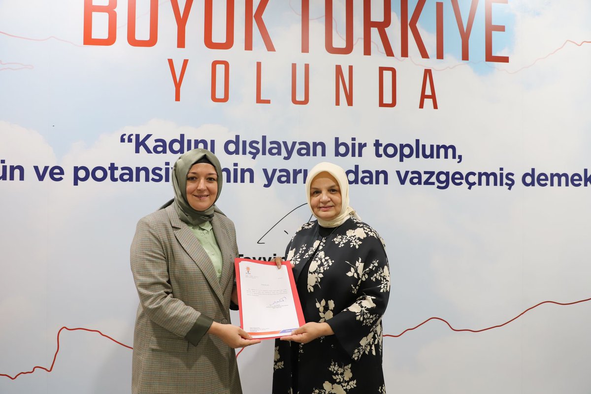 AKKADINGM's tweet photo. 📍AK Parti Genel Merkez

Genel Başkanımız, Cumhurbaşkanımız Sayın @RTErdogan’ın tensipleriyle, Başkanımız @aysekesir Manisa İl Kadın Kolları Başkanlığı’na atanan Ebru Kaplan’a mazbatasını takdim etti. 

Görevi devreden başkanımız Aynil Yavaş’a,  yaptığı hizmetler için teşekkür eder, yeni başkanımıza başarılar dileriz.