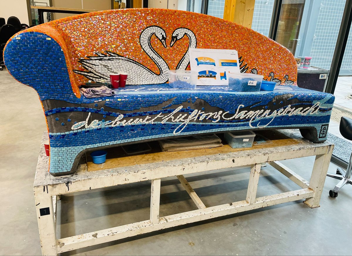 Werk in uitvoering 🤩Inmiddels is deze Social Sofa klaar en opgeleverd. Ook zo'n uniek gemozaïekt ontwerp uw buitenruimte laten opfleuren? weenerxl.nl/samen-op-een-s… 
#socialreturn