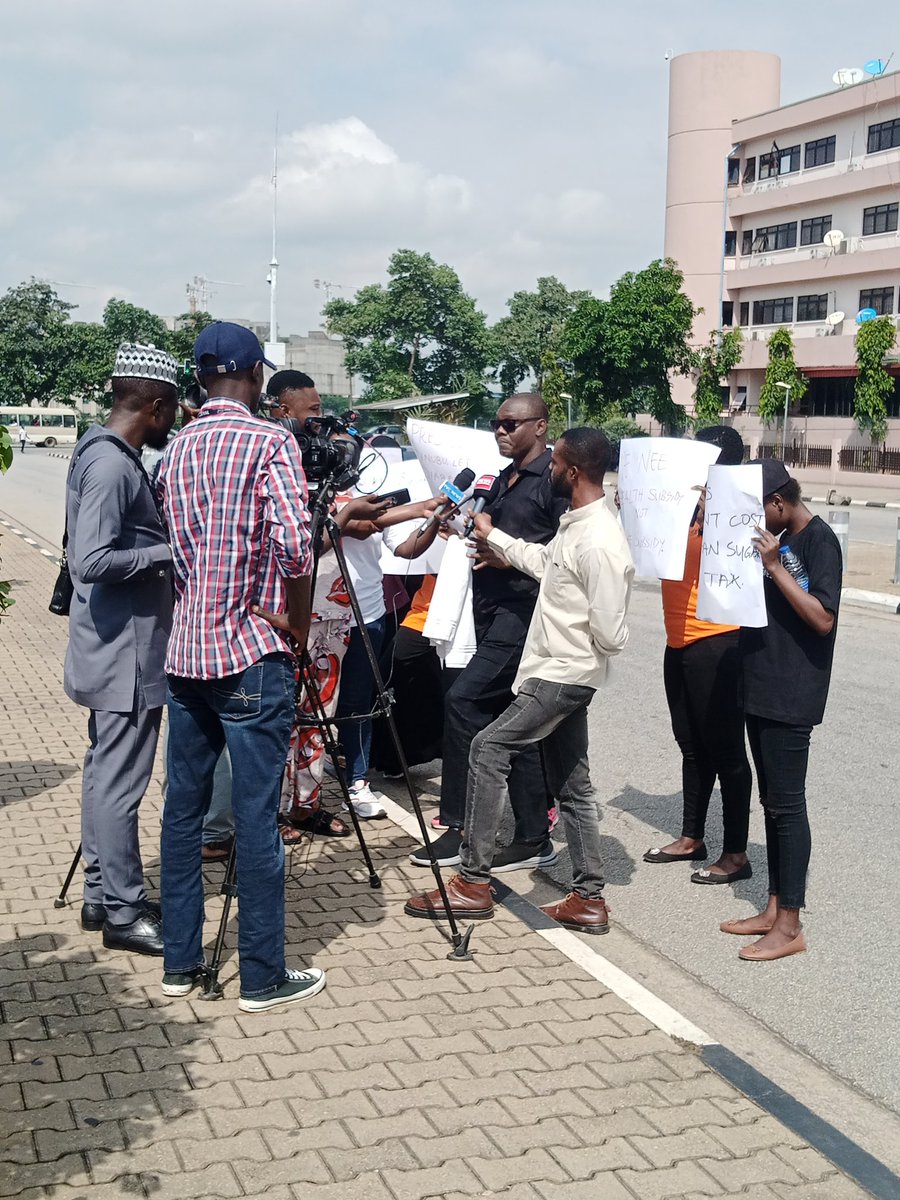 enare_etta97's tweet photo. Today, a compelling display was held at the secretariat advocating for FG to increase taxes and reduce subsidies on sugary drinks. The aim is to effectively reduce consumption and combat the alarming rise in health issues associated with excessive sugar intake #HealthOverSugar https://t.co/RjRJLcN79m