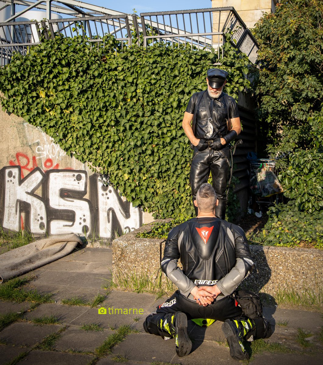MasterTopXXL1's tweet image. Master and ........?! Photo @timarne_photopraphy  #gaypride #leathermen #mschamburg #blf #easterberlin #csd #orgullogay #hombrecuero #masterslave #bluf #cigarmaster #masterslave #gaybiker #leathergloves #muircap #beard #daddy #langlitzleathers #wescoboots #leatheruniform
