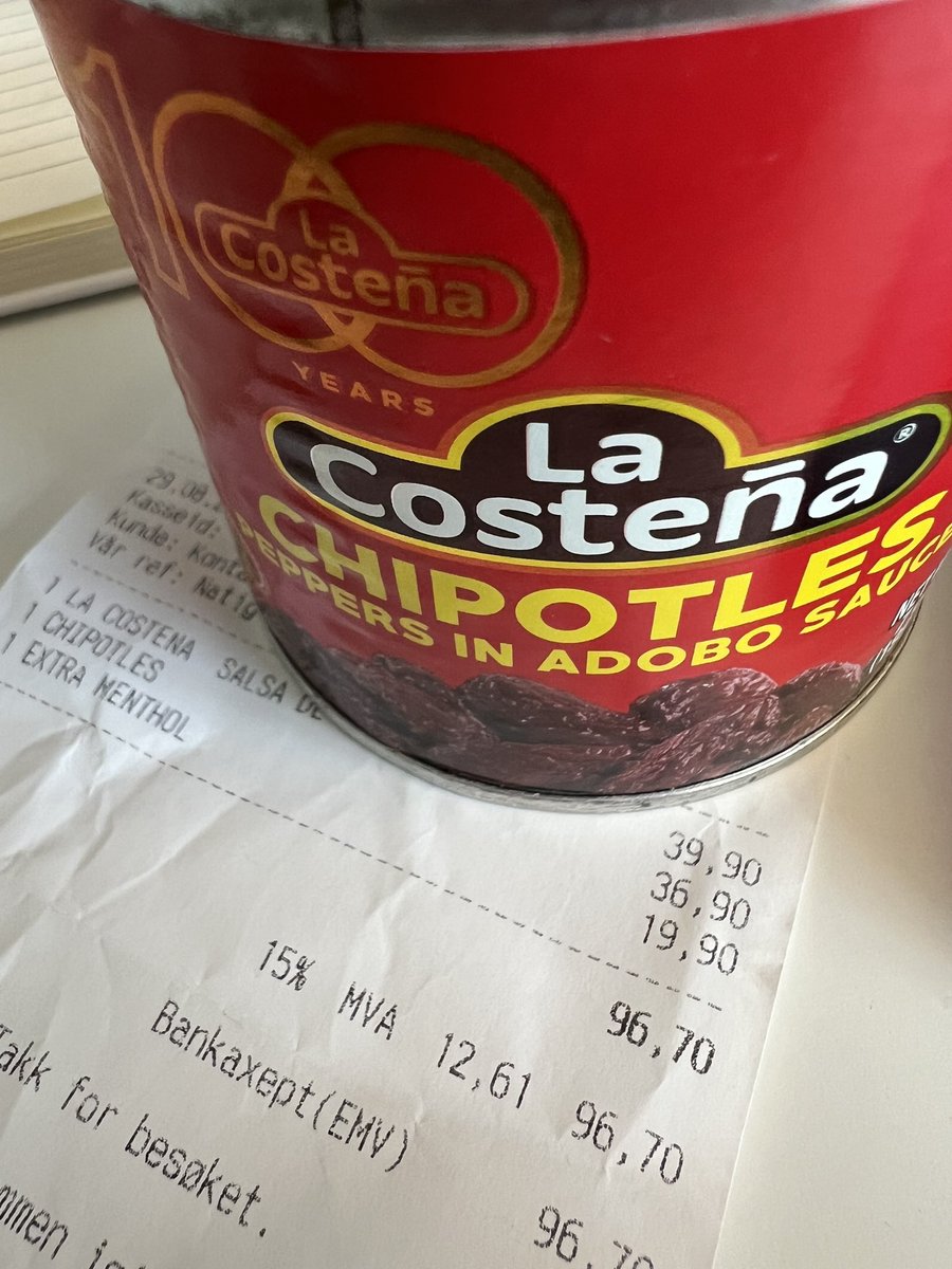 SteinWaalen's tweet photo. Du trenger ikke bekymre deg for om du blir lurt i dagligvarehandelen. DET BLIR DU!
Den ene boksen står i hylla på en Coop butikk, den andre er kjøpt på en innvandrerbutikk 20 meter over gata fra den samme Coop butikken. Det siste bildet er fra en engelsk matvarekjede. https://t.co/J7szu2pmtB