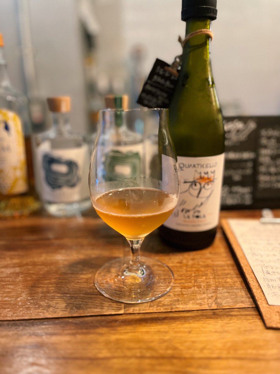 3donosake's tweet photo. 今夜の五反田ワイン🍷
　
信州フルーツ、ワッサー🍑を初めて食べた。白会え。シャインマスカットとすだちのサラダも天才かと思った🍇
アンチョビの茄子マリネのブルスケッタ相変わらず美味いなーって話をしてたら愛媛のアンチョビを譲ってくれた。感謝〜👏 https://t.co/laKzShlMzj