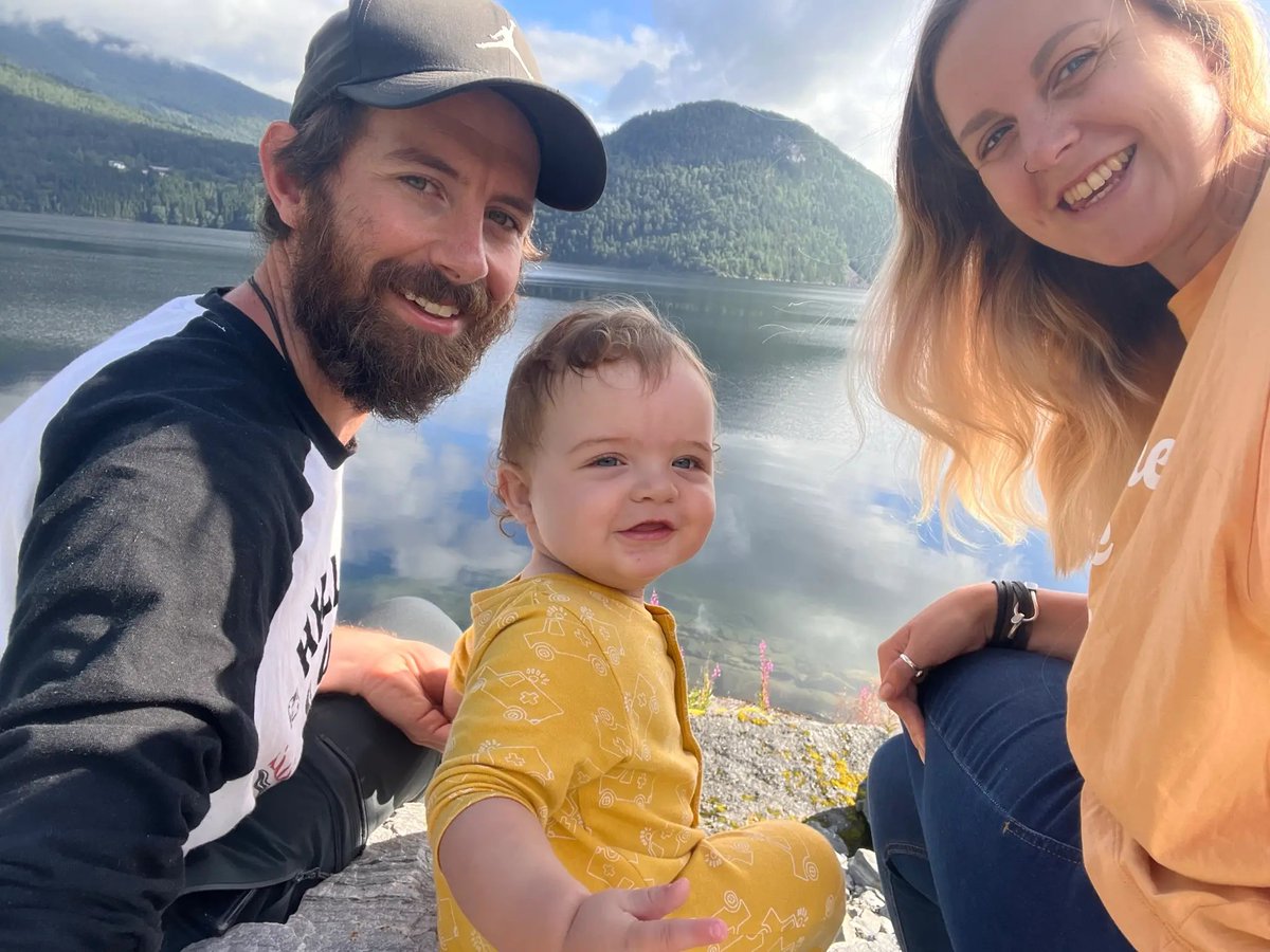 onderseren's tweet photo. 11 ayda 23 ülke gezmiş bu bebek.
İsviçre'de emeklemeyi öğrenmiş, ilk dişini Norveç'te çıkarmış. 
Bizim 70 senede yapamayacağımızı 11 ayda yapmak biraz koydu. https://t.co/HubPevoYdz