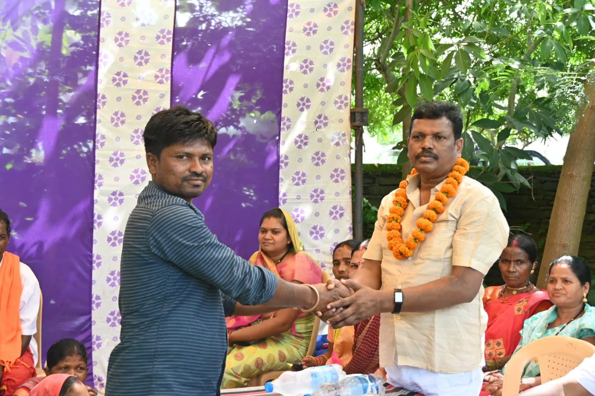 RajmanBenjamINC's tweet photo. आज लोहंडीगुड़ा विकासखण्ड के ग्राम पंचायत तारागांव के बांडाकोट पारा में कोटगुड़ीन माता देवगुड़ी का भूमिपूजन किया।

आदिवासी संस्कृति का एक धर्मस्थल,उनकी आस्था के प्रतीत है देवगुड़ी। https://t.co/QTS7AqdkHv