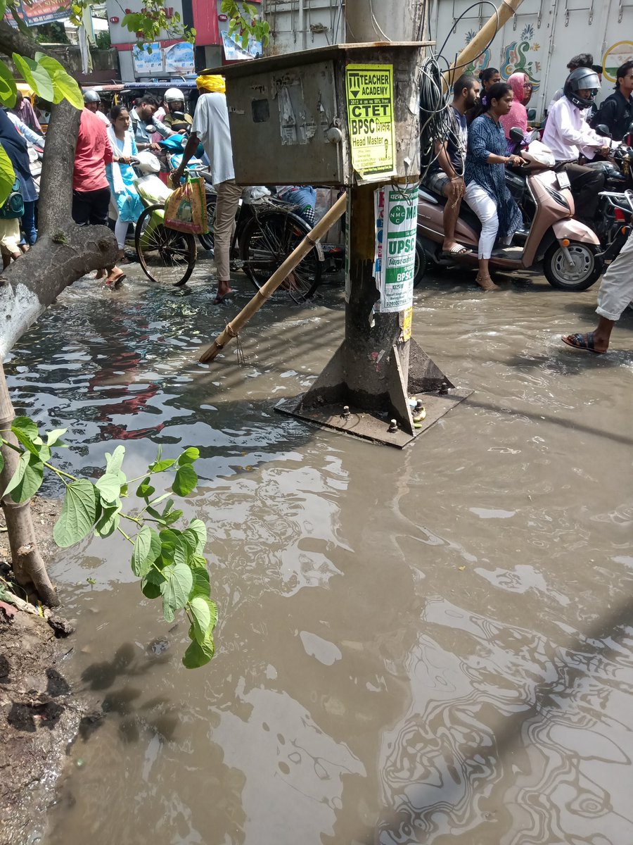 amritrex's tweet photo. यह तस्वीर RDS college रोड की जहां लगभग हर रोज जाम का सिलसिला जारी रहता है। सड़क के दोनो ओर पानी हैं और लगभग दो किलोमीटर लंबा जाम। महज 100 मीटर से भी कम की दूरी तय करने में लगभग 1 घंटे का समय लगा। चंद सेकेंड में गाड़ी का चालान, आम जनता को प्रताड़ित करना हो.. गंदी गालियां देनी हो.. https://t.co/UVLutw5cGI