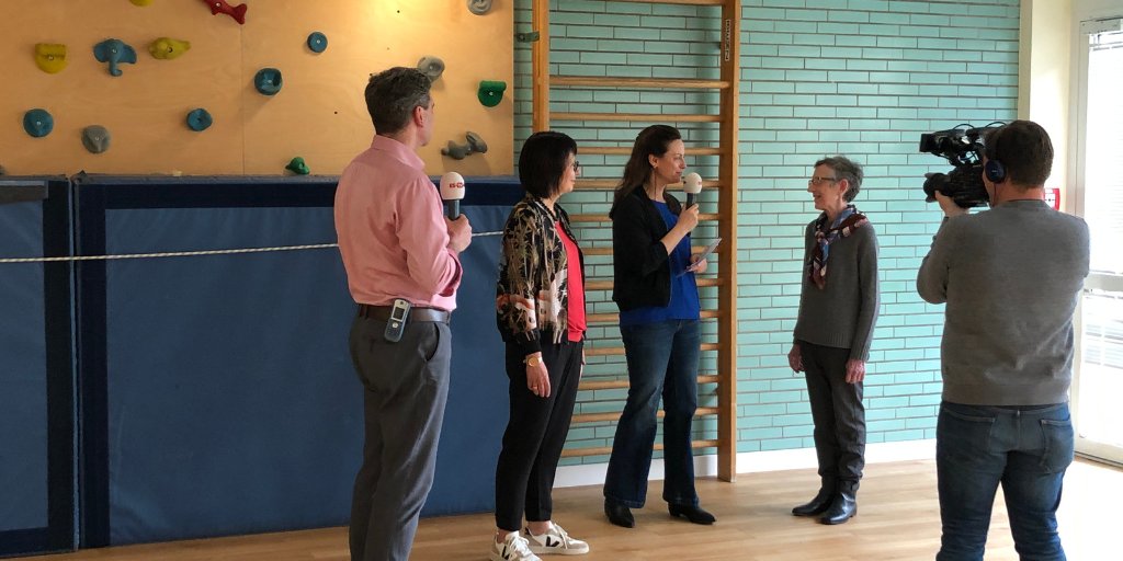 KlinikumES's tweet photo. 👉 Ziemlich einzigartig ist die Schulsprechstunde des Sozialpädiatrischen Zentrums (SPZ) am Klinikum Esslingen. 🧑‍🏫 Antworten auf spannende Fragen gibt es im neuen Video mit ES-TV unter: https://t.co/qYef2bOuMB 🧡 https://t.co/PvjDRxOSP2