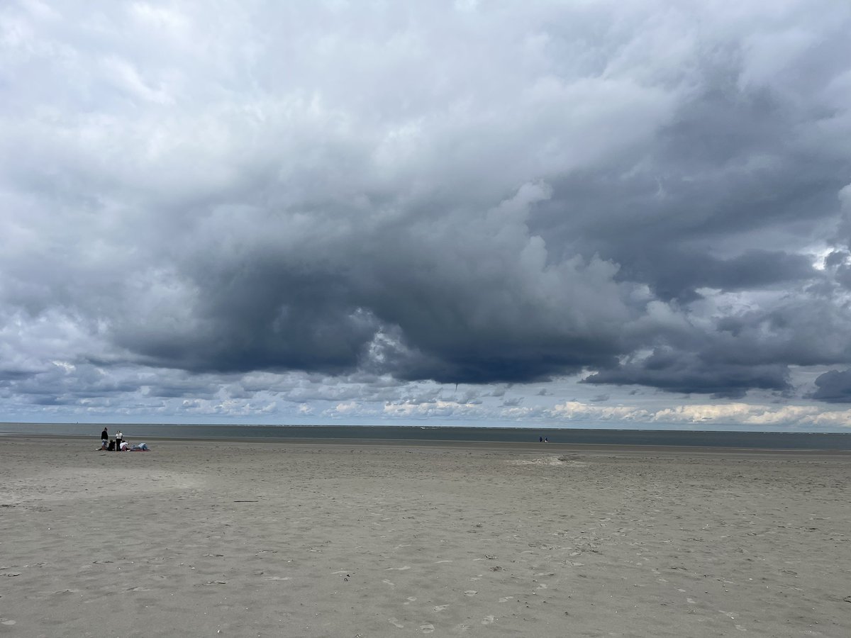 Beginnende waterhoos ten NW van Schiermonnikoog
