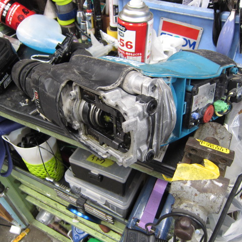 actool_8go's tweet photo. お疲れ様です！
アクトツール川崎店、和工具担当です。
今回は和工具ではなくハンマードリルのメンテナンスを行いました～😊
グリース交換を行いましたので動作ばっちり👍
気持ちよく作業していただけると思います！
和工具も激安セールを開催中です！
遊びに来てくださいね～🤗
＃アクトツール川崎店 https://t.co/BU1pJqoO86