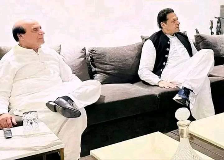 HulloAzad's tweet photo. مشکل وقت میں وکیل دوست ہی  کام آئیگا 👨‍⚖️
#ImranKhan
#اٹک_جیل_پہنچو https://t.co/AunUcmbLOz