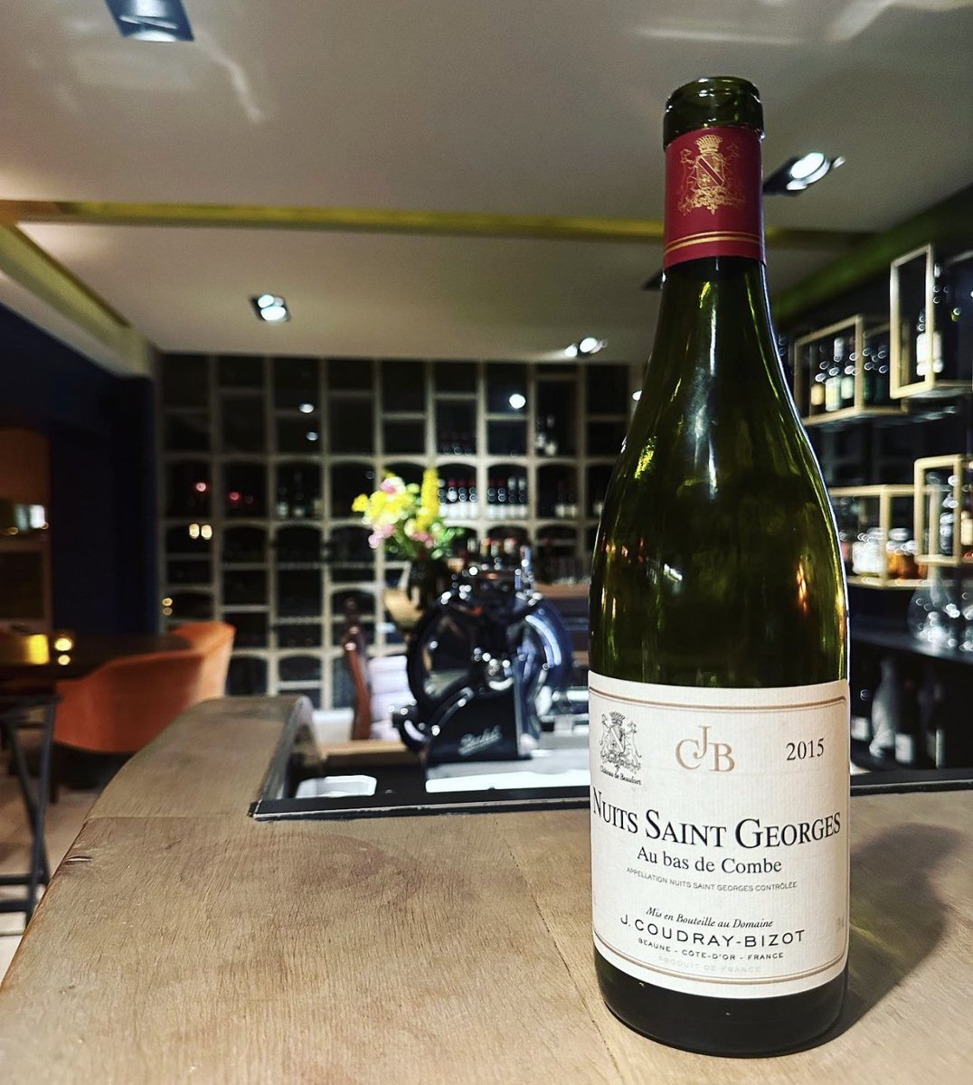 tablavins's tweet photo. 1/2 Coudray-Bizot maintains the traditions of the fine high-class wines of Burgundy, by limiting inputs and by taking the best possible care of the historic vines. https://t.co/iK7C97gx8l