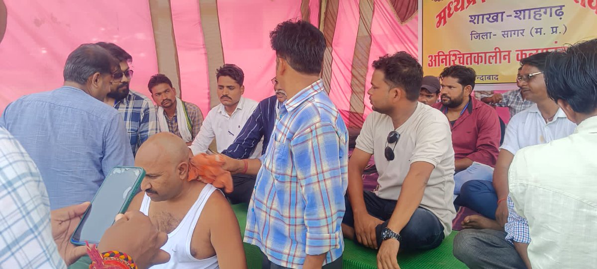 पटवारियों ने करवाया मुंडन
जीवन जीने लायक वेतन दो सरकार
2800 ग्रेड पे दो इस बार
#2800gp 
<a href="/mppatwarisangh/">मध्यप्रदेश पटवारी संघ भोपाल</a> <a href="/Upendra97450567/">Upendra Singh Baghel</a> <a href="/upendrasinghba2/">Upendra Singh Baghel</a> <a href="/ZeeMPCG/">Zee MP-Chhattisgarh</a> <a href="/News18MP/">News18 MadhyaPradesh</a> <a href="/DainikBhaskar/">Dainik Bhaskar</a> <a href="/ChouhanShivraj/">Shivraj Singh Chouhan</a> <a href="/CMMadhyaPradesh/">Chief Minister, MP</a> <a href="/nstomar/">Narendra Singh Tomar</a> <a href="/JM_Scindia/">Jyotiraditya M. Scindia</a> <a href="/vdsharmabjp/">VD Sharma</a> <a href="/9DQSRDubbBJG4RB/">जिला शाजापुर पटवारी संघ</a> <a href="/Gunapatwari/">मध्यप्रदेश पटवारी संघ जिला गुना</a> <a href="/mp_sangh/">Mp Patwari Sangh Satna</a>