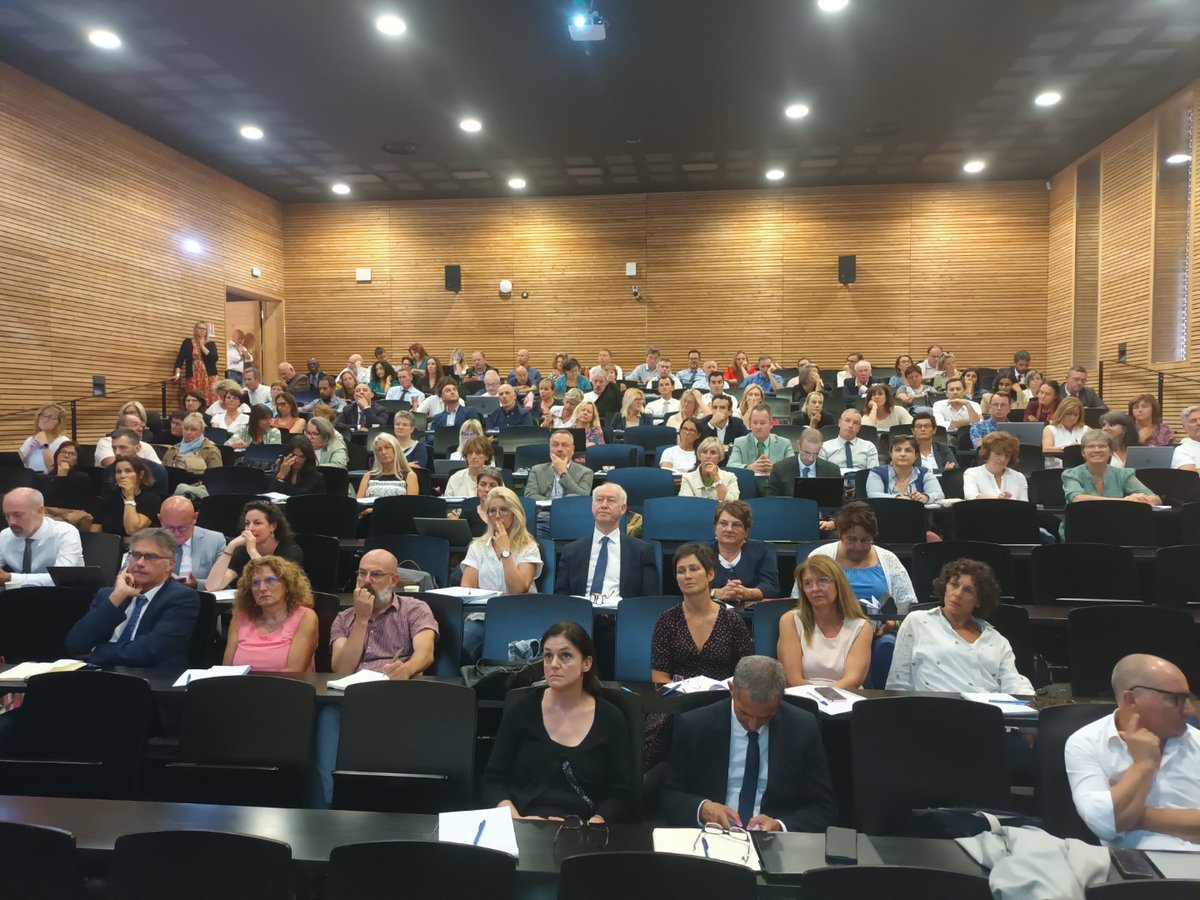 DSDEN05's tweet photo. Les personnels d'encadrement #04 et #05 sont reunis à Manosque par M le Recteur @AcAixMarseille 

Focus sur les dispositifs mis en œuvre en faveur de la réussite des élèves : #CNR Notre école faisons la ensemble, #SNU, #EAC Pass culture, #PACTE, Territoire Éducatif Renforcé #TER https://t.co/xog8X1jkNP