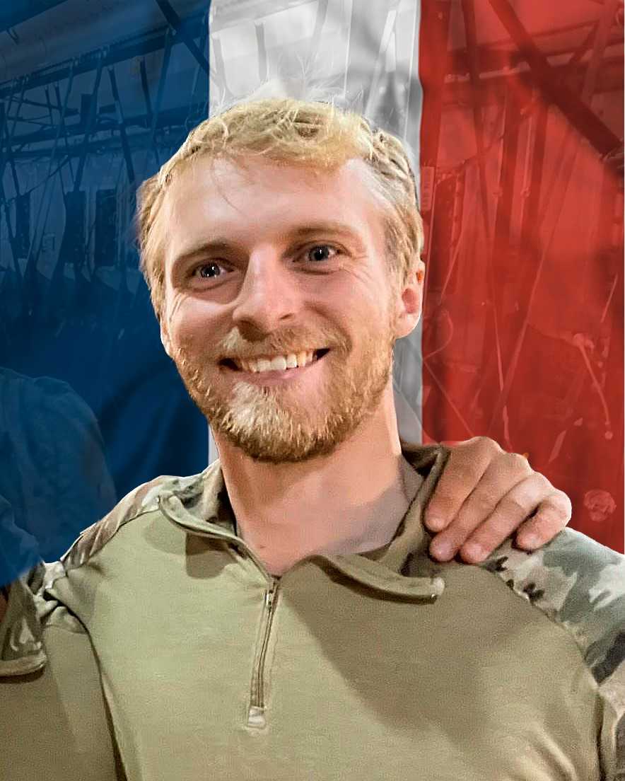 CEM_AAE's tweet photo. Je m’incline avec tristesse devant l’engagement du SGT Nicolas Mazier, CPA 10, mort le 29 août en Irak dans le cadre de l'opération Chammal. Un Aviateur remarquable aux qualités reconnues de tous. Mes pensées vont vers sa famille, ses camarades blessés, ses frères d’armes. https://t.co/GmfK7YTaVg
