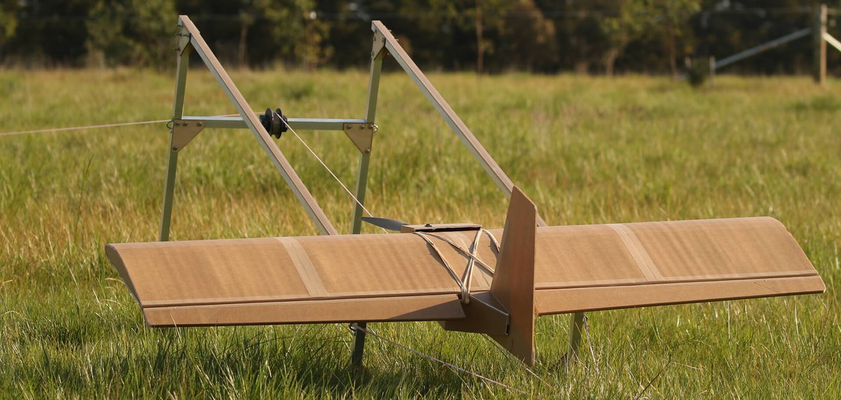 GeneralAtomX's tweet photo. [#Drone][Australie🇦🇺] La société #SYPAQ a développé des #drones de petites tailles à base de matériaux #composites et de #carton dans le domaine de la #Defense, la #Surveillance et la #Reconnaissance.
Emport 3-5kg, distance <120km

More info: https://t.co/DLQmwpqnNE
📷©SYPAQ https://t.co/UPEwc6CKbt