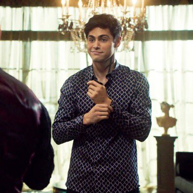 MORTALELEMENTS's tweet photo. this is still one of my favourite scenes, alec wearing magnus’s shirt https://t.co/UbtEVzjDXq