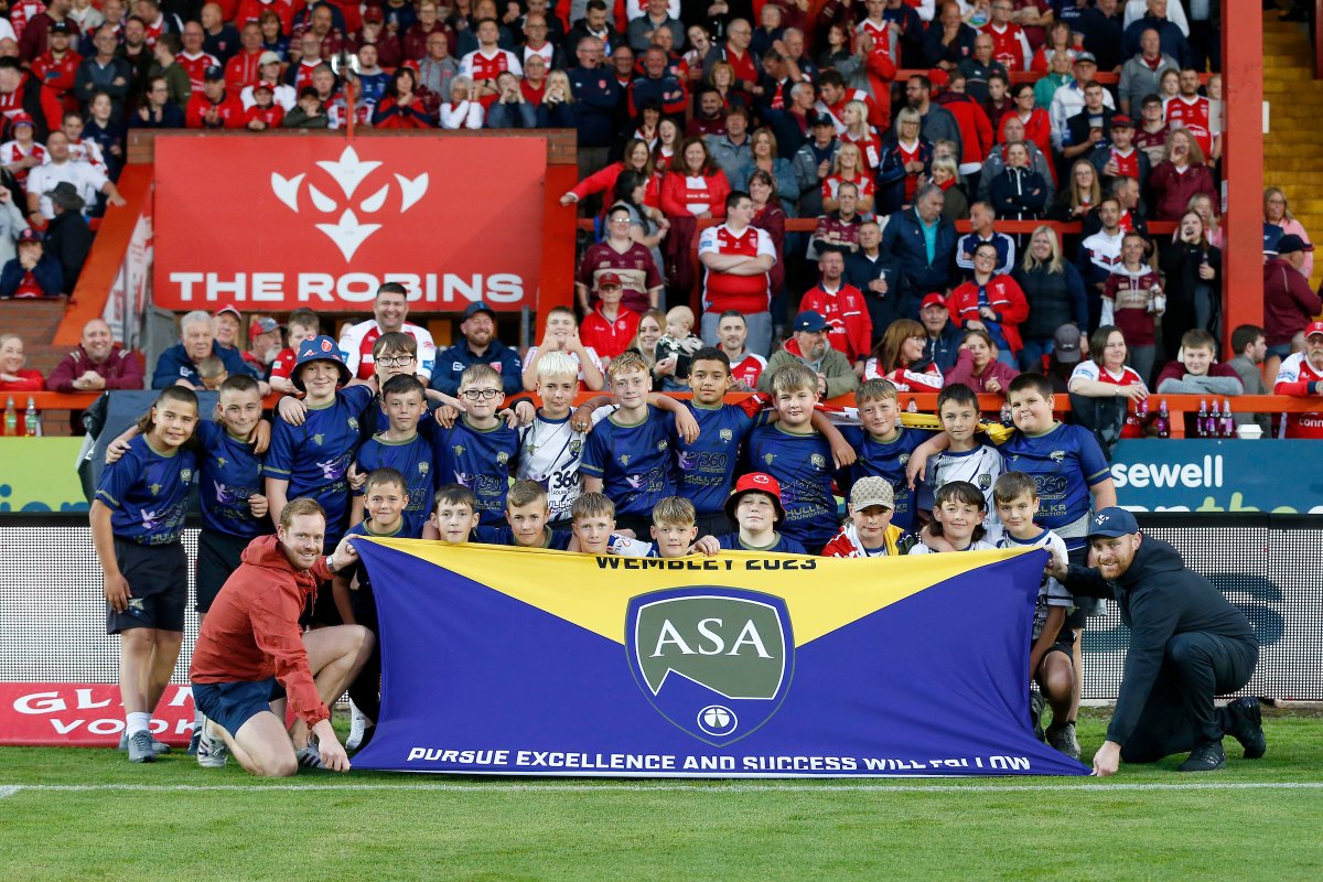 TheRFL's tweet photo. 👏 Players from @SentamuAcademy paraded before @hullkrofficial's @SuperLeague clash on Friday!

🏆 The Y7 Boys defeated Bedford High 18-6 in the Champion Schools Final at Wembley! https://t.co/1vg1ErRXFG