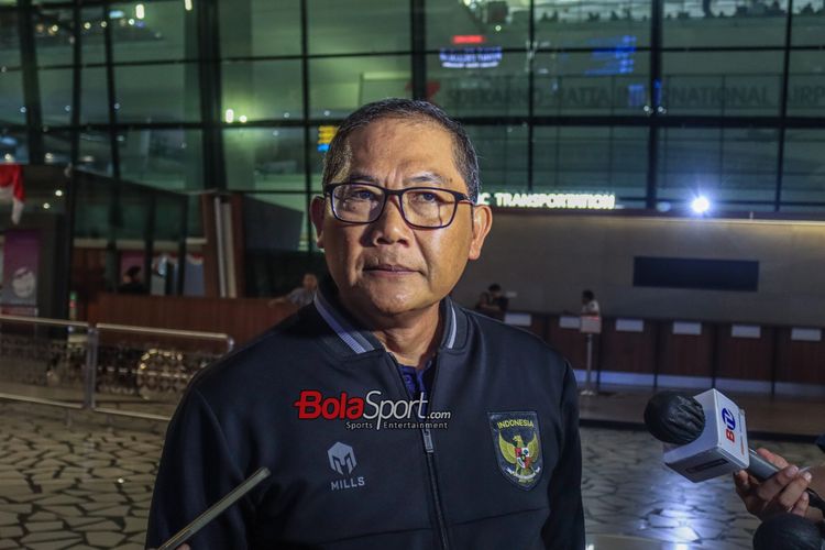 SiaranBolaLive's tweet photo. Tidak Mau Ribut Lagi dengan Klub, Timnas Indonesia akan Dibagi Dua Tim untuk Ikut Turnamen Selanjutnya.

Sumardji:"Pak Ketua Umum PSSI (Erick Thohir) sudah menyampaikan kepada kami semua agar supaya mempersiapkan ada tim A dan tim B ketika menghadapi turnamen yang benar-benar kalender FIFA dan bukan agenda FIFA," 

Sumardji menyadari bahwa sudah bukan waktunya lagi untuk terus berpolemik dengan klub terkait pemanggilan pemain ke timnas Indonesia.

Sumardji juga menegaskan bahwa klub-klub harus melepas pemainnya apabila dipanggil ke timnas Indonesia yang resmi agenda FIFA.

"Sudah lah, itu kan masa lalu."

"Sekarang saya hanya memohon sekali kepada teman-teman di klub agar ke depannya jangan sampai hal seperti ini terjadi lagi," 

"Jangan ada lagi apa namanya saling tarik ulur kembali dengan klub."

"Saya paham klub ingin berprestasi dan negara juga ingin berprestasi."

"Kita harus berjalan beriringan dengan baik dan semuanya ingin mempersembahkan yang terbaik untuk sepak bola di negara kita," 

via @BolaSportcom 

https://t.co/uZGiE3IpYy