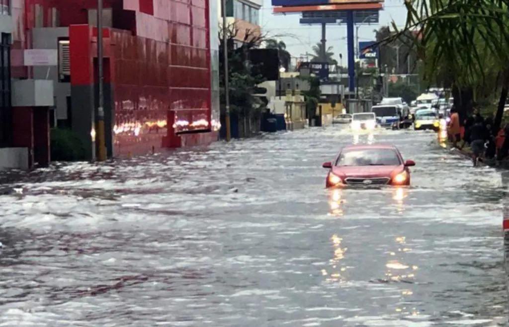 cadenagramonte's tweet photo. #TormentaFranklin deja en #Dominicana daños superiores a cinco mil millones de pesos.
📸✍️@PrensaLatina_cu 
https://t.co/NZMJbomHd5 @juanmendoza89 @nunez_yennis @aliciarca https://t.co/YqEfamAFFX