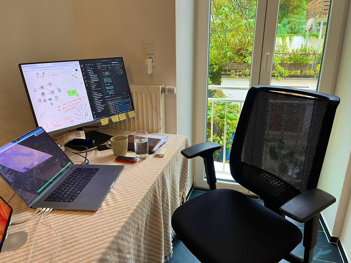 SanjivUpadhyaya's tweet photo. Ist schon ein drittel jahrzehntes seit ich zuhause arbeite. Nun fehlt was viele damals übergesehen hat- zusammenarbeit und erfolgreichste umgang mit kollegen - egal frühstuck, fierabend bierchen oder jedes interresante sachen anßlischend des Projekt mitbringt #regnerisch https://t.co/1XNBHahe4A