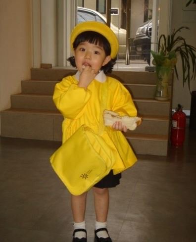 애기보름이가 와키한테 반말하는 거 6살 때 와키한테 속아서 그럼
친구집 놀러간 왘쟈 친구동생이랑 친해지려고 나도 사실 6살인데 밥 되게되게 많이 먹어서 키큰거야 뻥침 이때 수염도 없고 잘생긴 얼굴에 보름이가 아 구래애? 하고 홀라당 속은 거
지금은 나이 알지만 이미 말 터서 상관없듬