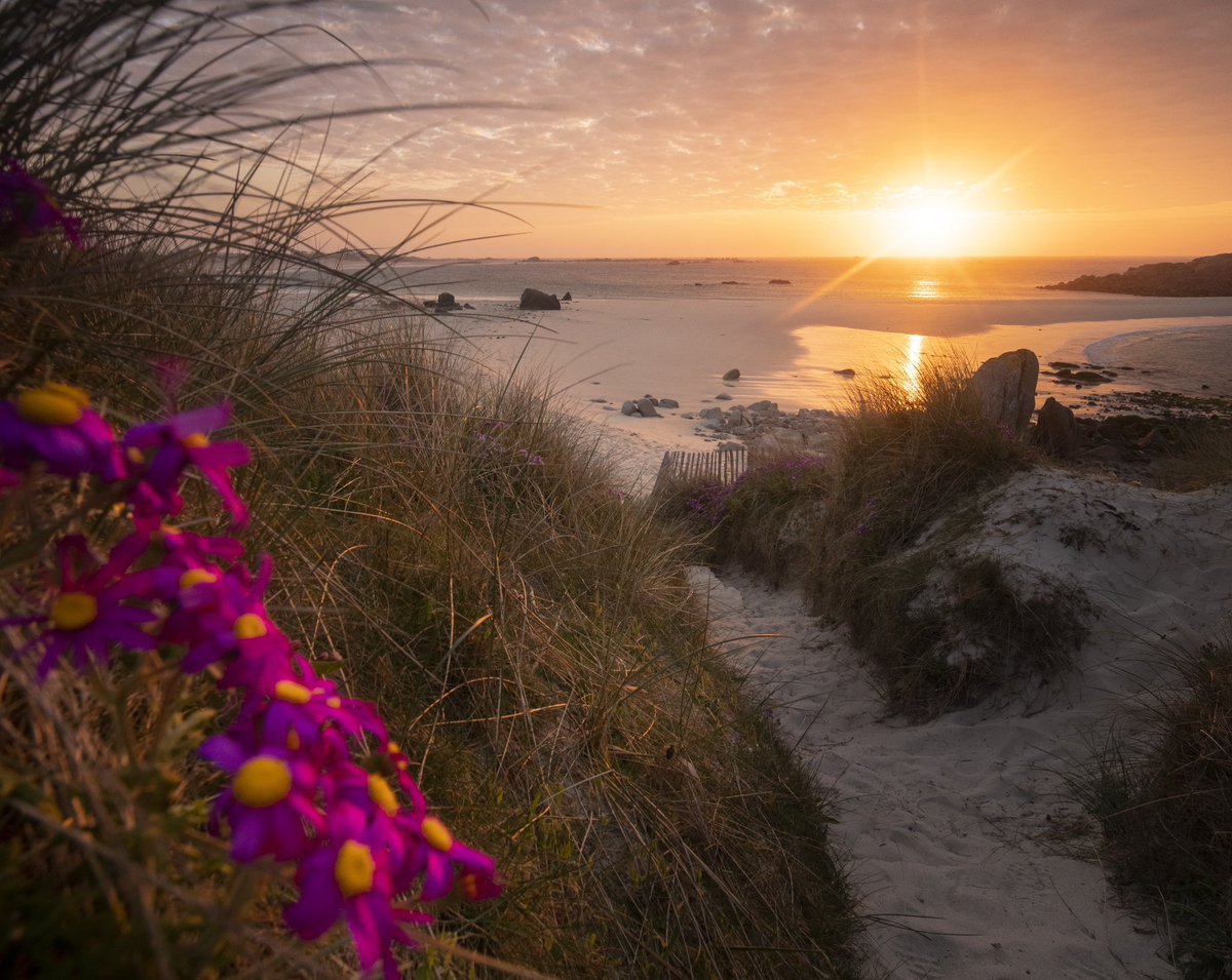 Un magnifique coucher de soleil sur l’une des plus belle plage du Finistère, Les Amiets.