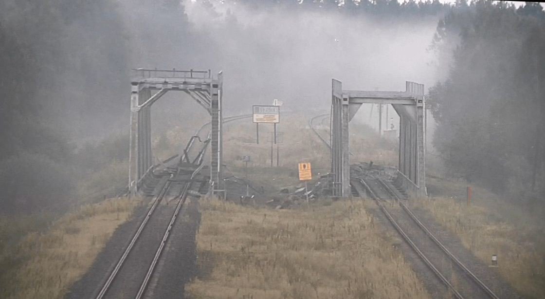 Severely damaged railway bridges on the border between Ukraine 🇺🇦 (background) and Belarus 🇧🇾 (foreground). 
📷: August 2023. 
🌐: 51°37'15.5'N 29°03'49.0'E. 
pillandia.blogspot.com/p/avaleht-iniz… 

#Border #Беларусь #Belarus #Україна #Ukraine #Border #CrossBorderRail #Railway #Railroad