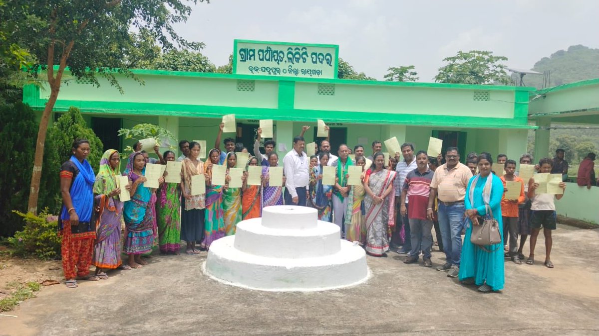 Today distributed 49 FRA title to the beneficiaries of Likitipadar GP in presence of Hon'ble MLA, Gunupur, Chairperson, PS   Padmapur, ZP member, Samiti Member &amp;  Sarapanch,  GP. ⁦<a href="/rdmodisha/">Revenue & DM Department, Government of Odisha</a>⁩ ⁦<a href="/DM_Rayagada/">Collector & DM, Rayagada</a>⁩