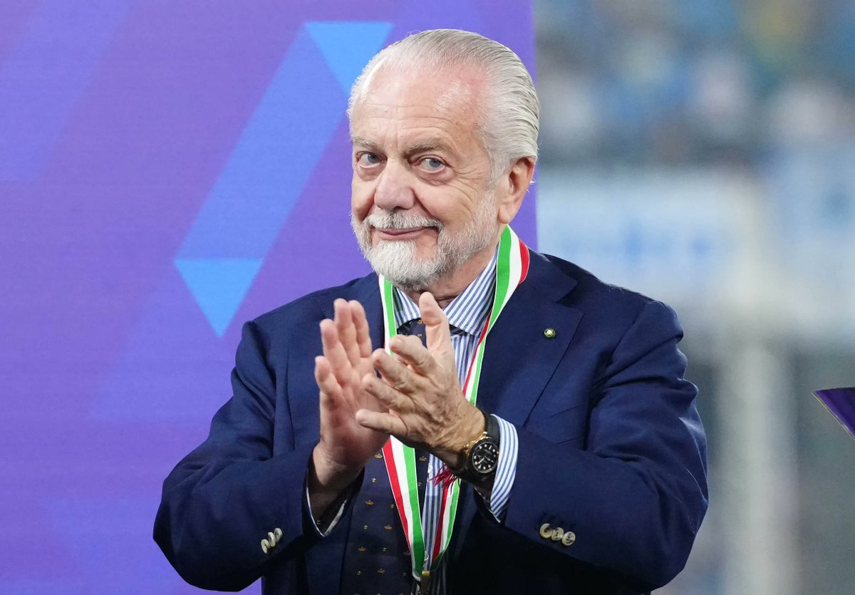 Mentre mezza Italia canta con la bava alla bocca "odio #Napoli" questo signore vince il campionato italiano, fa piazzare Spalletti come CT e Giovanni Di Lorenzo come capitano della nazionale.